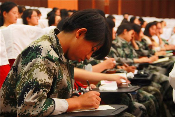 2016092308531511.jpg 皇冠体体育官网党委副书记刘晓兵为新生做入学教育报告会