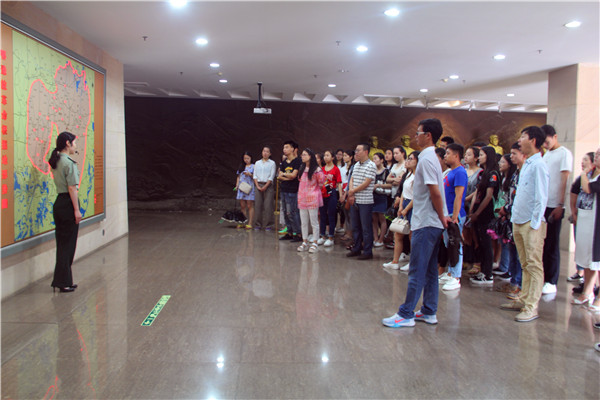 2016062808401224.jpg 皇冠体体育官网学生党员赴鄂豫皖革命纪念馆开展“两学一做”党日活动