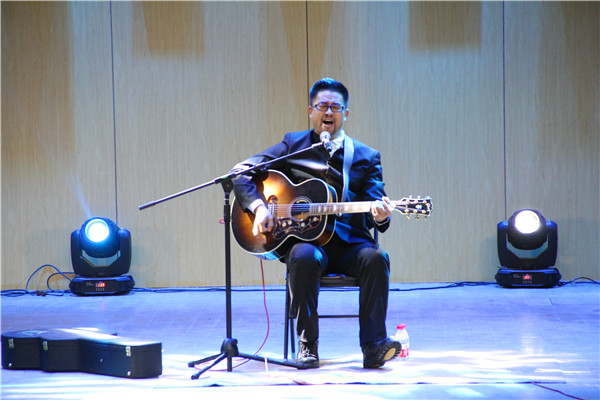 2016112410422188.jpg 杨明毅“以音乐的名义”讲唱会走进皇冠体体育官网