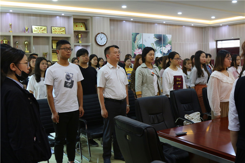 2018050709005513.jpg 皇冠体体育官网师生观看纪念马克思诞辰200周年大会