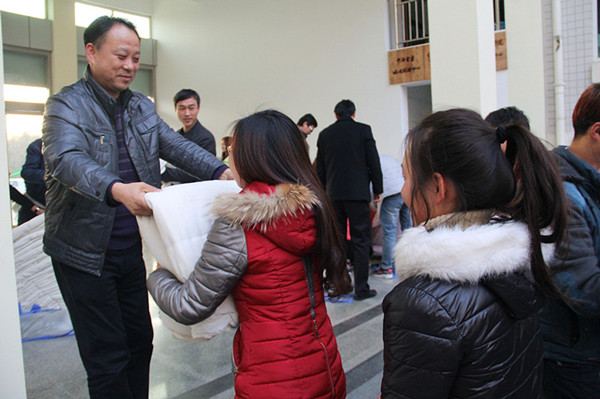 皇冠体体育官网开展冬季送温暖活动