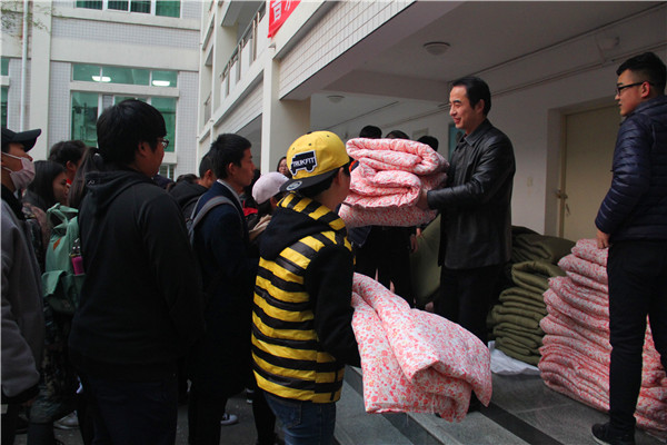 2016121209534729.jpg 皇冠体体育官网隆重举行暖冬棉被发放仪式