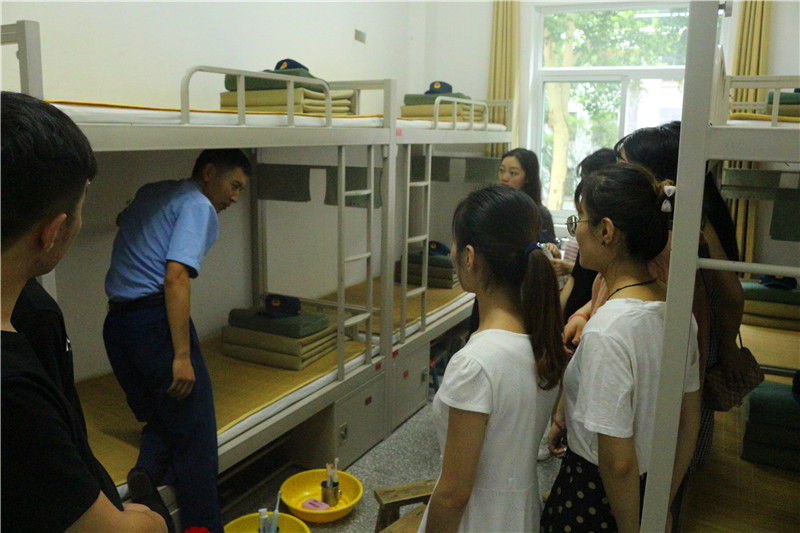 2018070215390272.jpg 【暑期社会实践专题】皇冠体体育官网大学生暑期“三下乡”社会实践服务团到部队参观见学