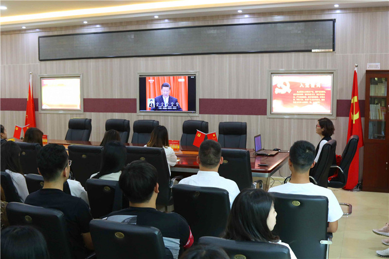 2018050709012514.jpg 皇冠体体育官网师生观看纪念马克思诞辰200周年大会
