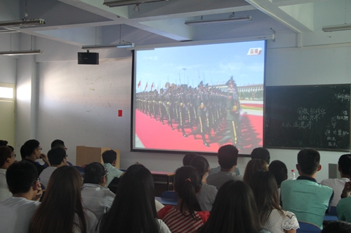 皇冠体体育官网组织学生观看阅兵式