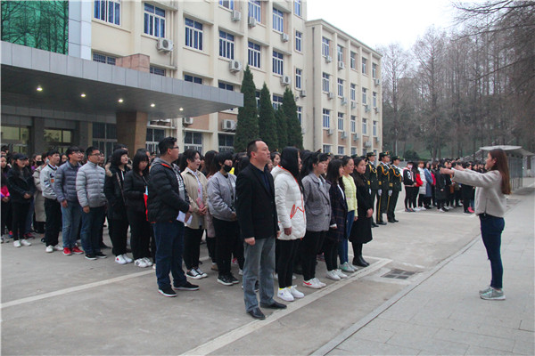 2017032014145021.jpg 皇冠体体育官网隆重举行升旗仪式