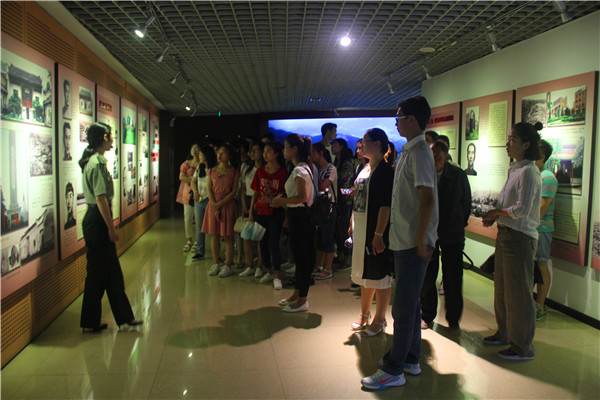 2016062808401210.jpg 皇冠体体育官网学生党员赴鄂豫皖革命纪念馆开展“两学一做”党日活动