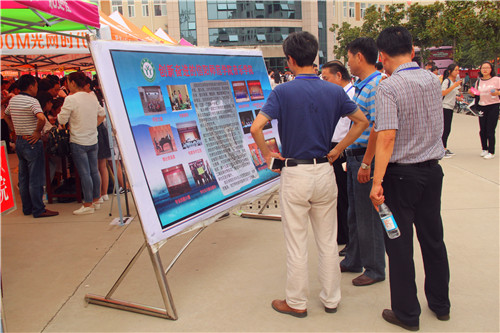 2016091216143644.jpg 皇冠体体育官网领导现场视察新生入学工作